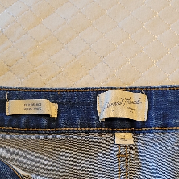 Universal Thread High Rise Denim Shorts - Picture 2 of 3